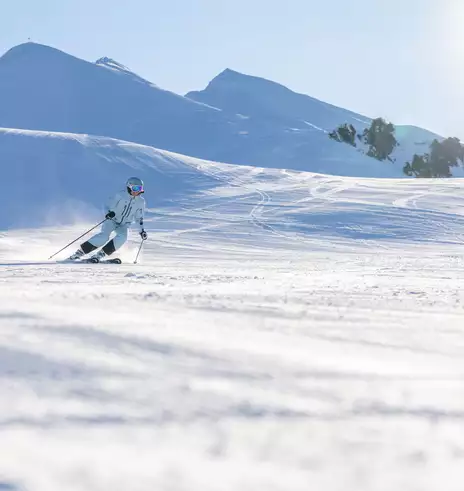 Skifahren am Ahorn, Mayrhofner Bergbahnen © Archiv TVB Mayrhofen Frau fährt auf frisch präparierter Piste Ski bei Sonnenschein