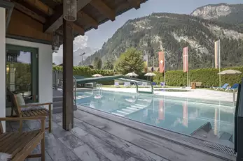 Terrasse mit Ausblick auf den Pool und das Bergpanorama