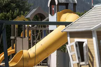 Detailaufnahme große gelbe Rutsche auf dem Kinderspielplatz