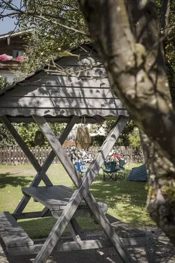 Bank mit Tisch aus Holz im Garten