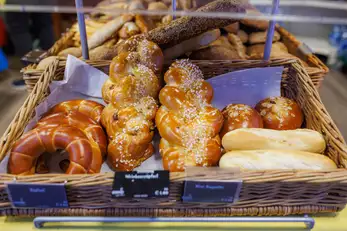 Auswahl an frischem Brot, Kipferl und Zopf