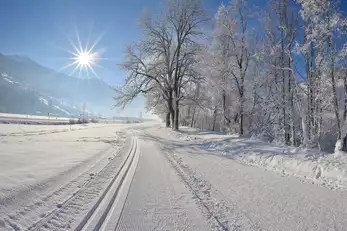 Landlaufloipe in einer winterlichen Landschaft