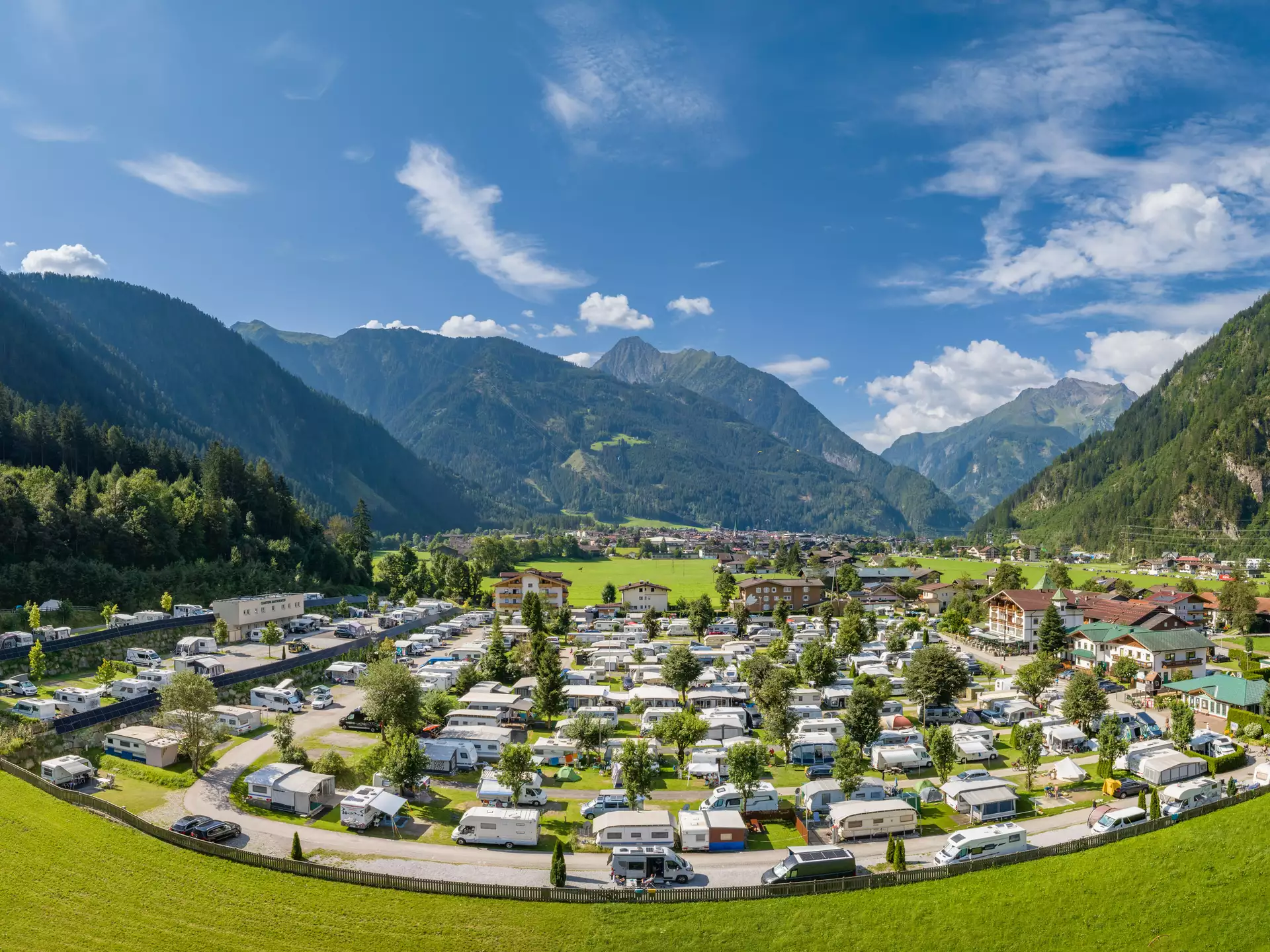 Drohnenaufnahme Campingplatz bei Sommer