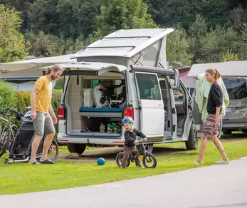 Campingplatz mit Familie und kleinem Kind