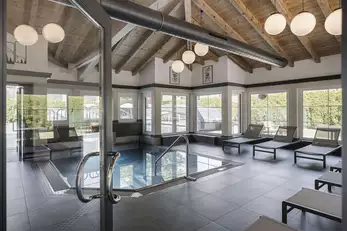 Einblick Pool mit Entspannungsliegen 