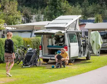 Familie mit kleinem Kind ist am Campingplatz