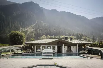 Panorama Aufnahme Pool mit Wellnessbereich
