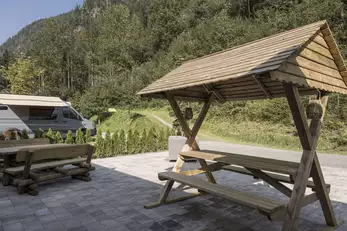 Terrasse mit Sitzmöglichkeiten aus Holzbänken- und Tischen