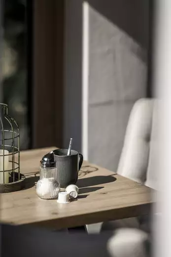Tasse Kaffee mit Zucker und Milch