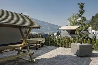 Terrasse auf Pflaster mit mehreren Sitzmöglichkeiten