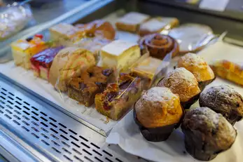 verschiedene Auswahl an Kuchen und Muffins