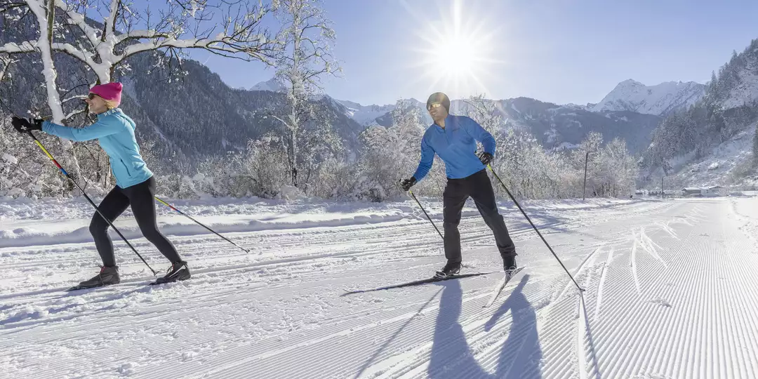 Langlaufen in Mayrhofen © Archiv TVB Mayrhofen / Thomas Eberharter Photography Zwei Personen sind bei Sonnenscheim am Langlaufen bei Winterlandschaft
