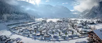 Drohnenaufnahme vom Campingplatz im Winter mit Schnee