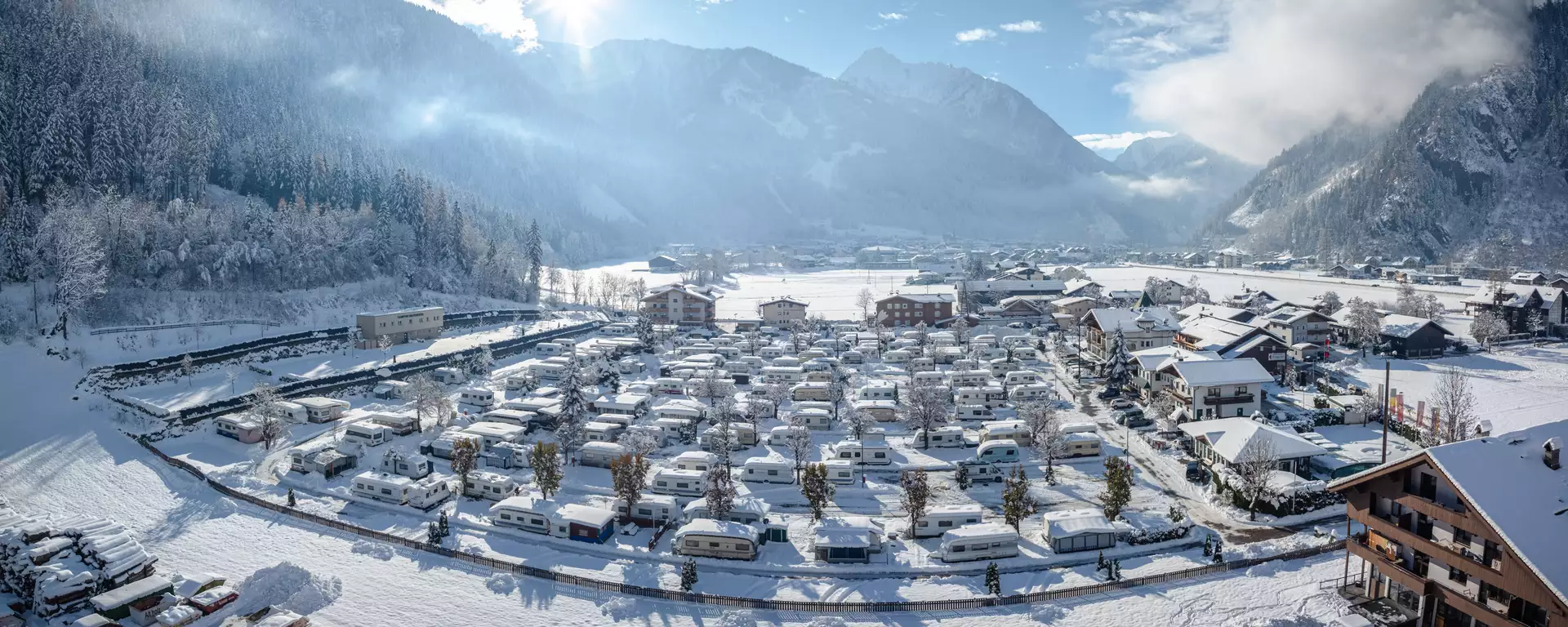 Drohnenaufnahme vom Campingplatz im Winter mit Schnee