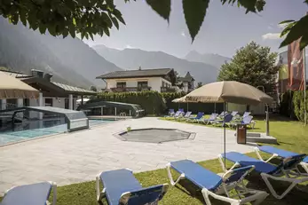 Außenbereich Pool mit Kinderbecken und Sonnenliegen