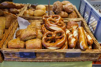 frisches Brot mit Laugenstangerl, Brenzen und verschiedene Brötchen