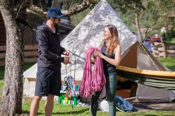 Zwei erwachsene mit Kletterequitment am Campingplatz