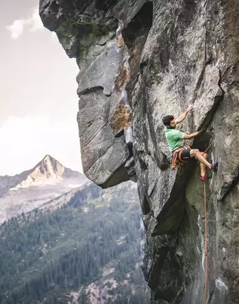 Sportkletterer an einem Felsen im Zillertal