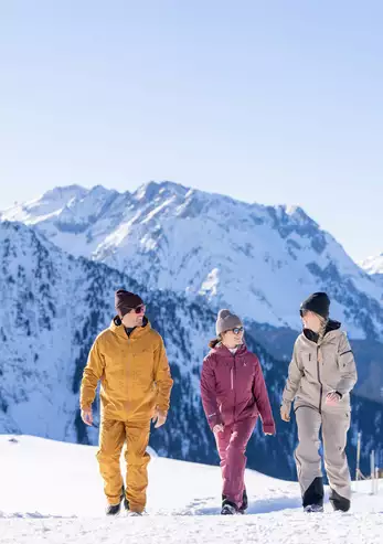 Drei Menschen machen eine Winterwanderung