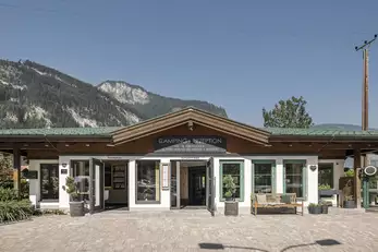 Außenansicht Camping Rezeption mit vielen großen Fenstern