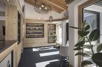Rezeption mit Bücherregal und kleiner Sitzecke