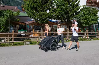 Familie geht am Campingplatz spazieren