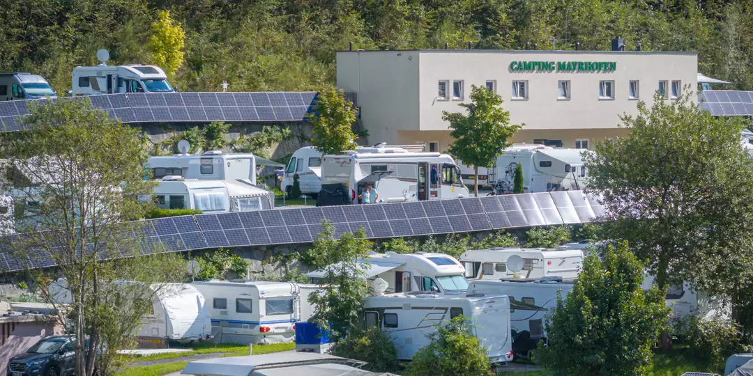 Nachhaltigkeit am Camping Mayrhofen © becknaphoto - Thomas Eberharter Luftaufnahme vom Campingplatz mit der Photovoltaikanlage