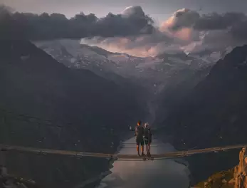 Wandern Olpererhütte mir Brücke und Aussicht auf den Speichersee