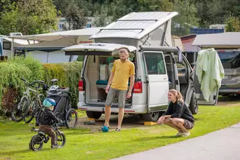 Familie mit kleinem Kind ist am Campingplatz