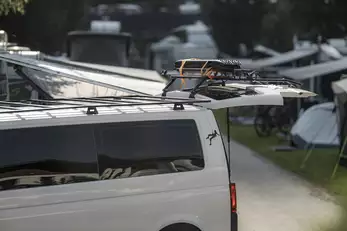 Camper mit geöffnetem Kofferraum