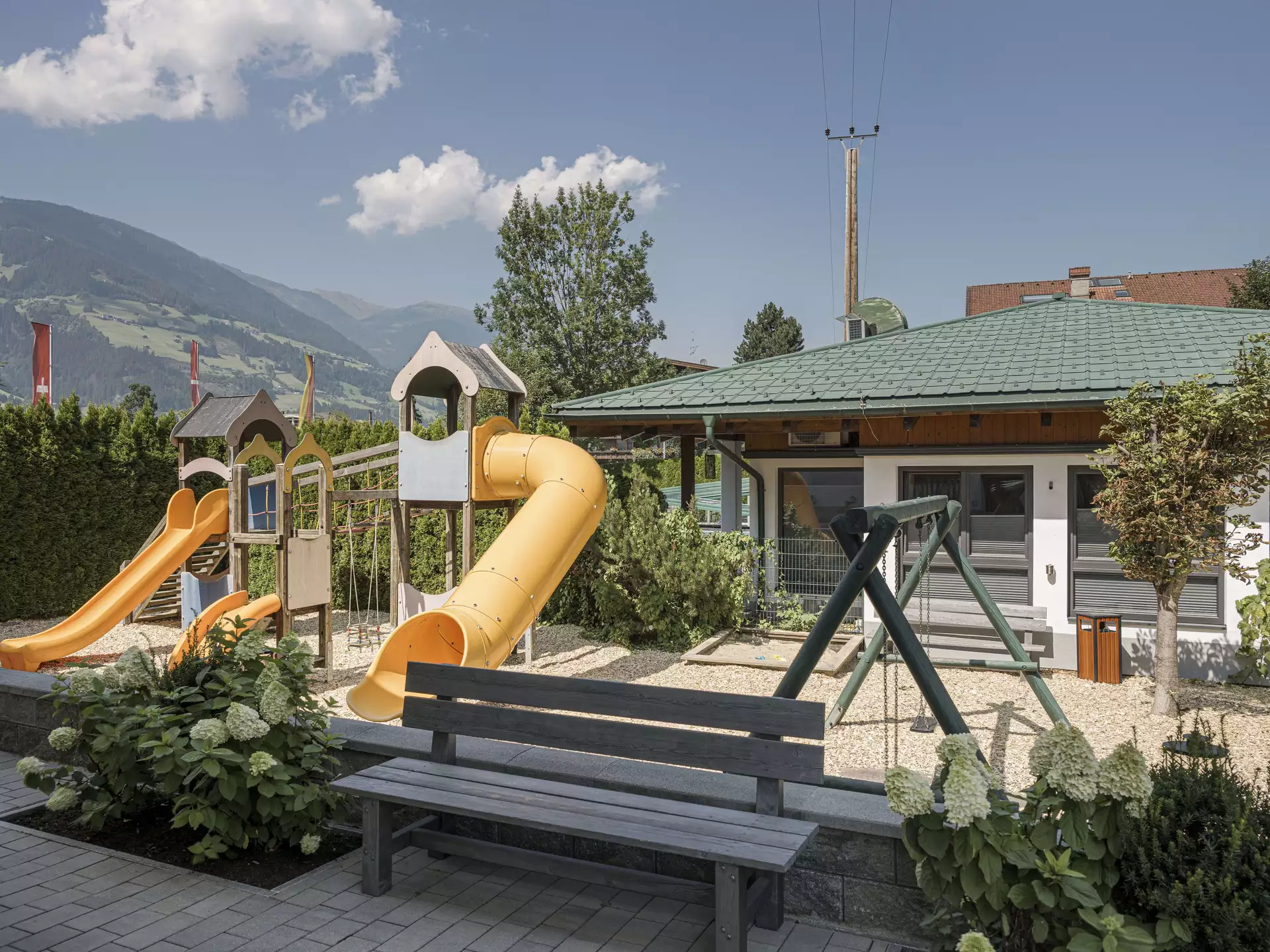 Übersicht großer Kinderspielplatz mit Rutsche, Schaukel, Sandkiste etc