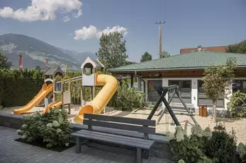 Übersicht großer Kinderspielplatz mit Rutsche, Schaukel, Sandkiste etc