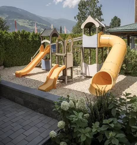 Klettergerüst mit Rutschen © Jan Hanser Übersicht Rutschen und Klettergerüst im Spielplatz