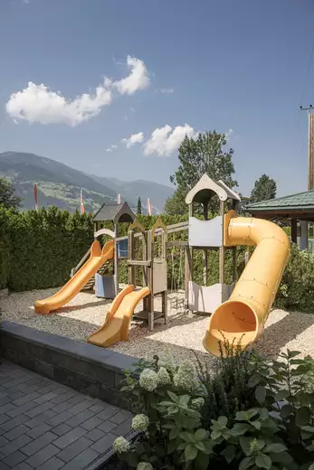 Übersicht Rutschen und Klettergerüst im Spielplatz 