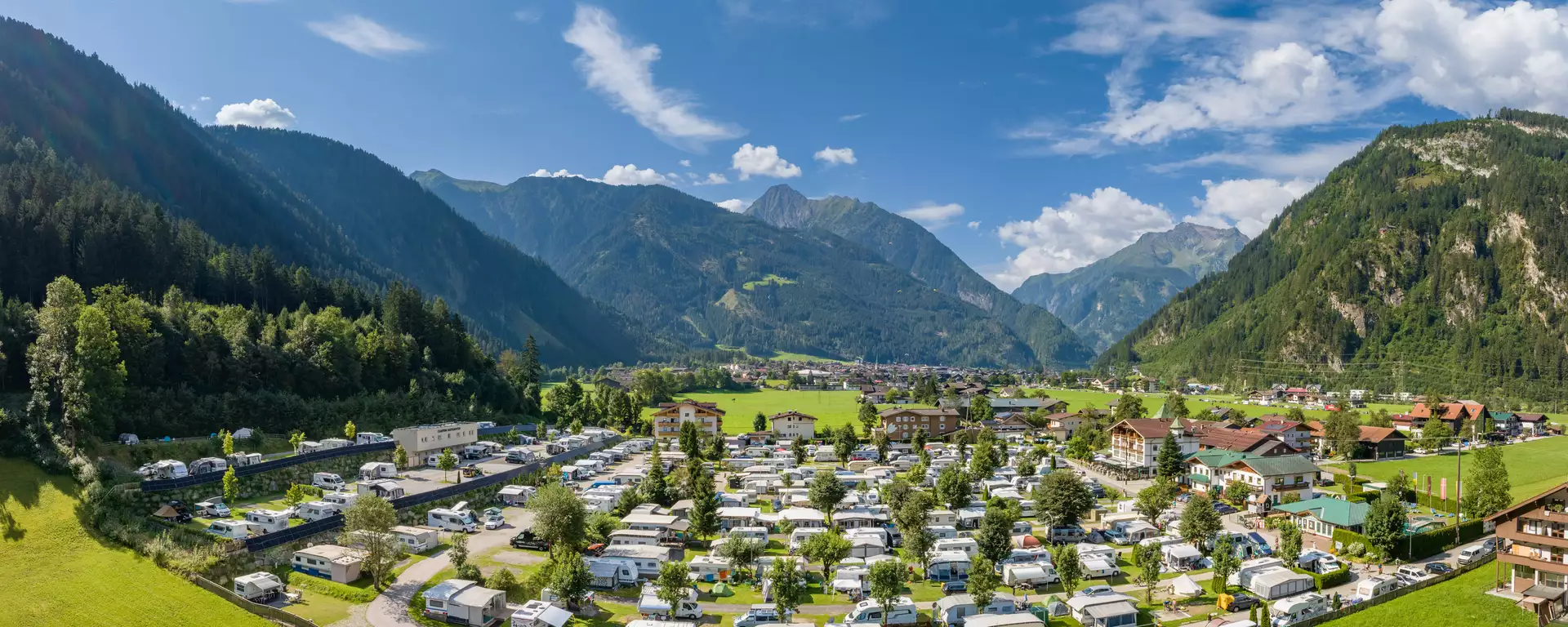 Luftaufnahme Campingplatz mit Bergpanorama im Sommer