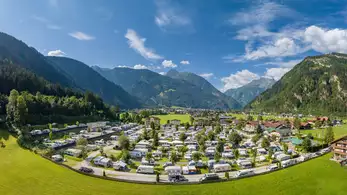 Luftaufnahme Campingplatz mit Bergpanorama im Sommer
